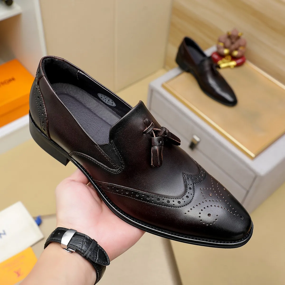 Men's shoes 💰560 💰 Louis Vuitton LV ® Autumn and Winter 🆕 models 🔛Full shoe counter First layer cowhide, 🐂Leather lined casual shoes for men, super soft outsole, a must-have for driving. Counter synchronization Original first layer cowhide Completely 1:1 mold customization 🌹Top version, 2 colors available! Number: 38-45 (37.46. Customized)
